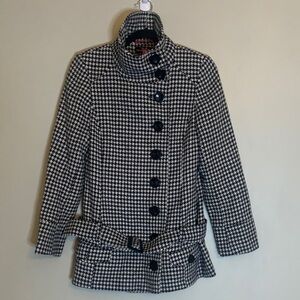 Vintage Women's Mod Houndstooth Button-Front Coat with Belt